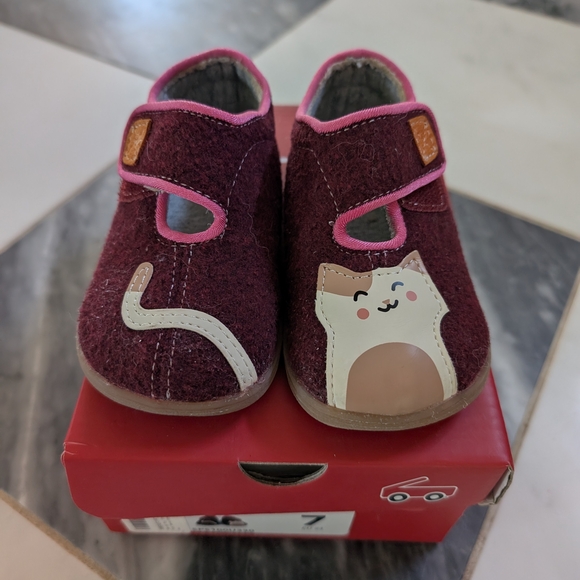 Adorable Cat-Themed Kids Shoes - Picture 1 of 4